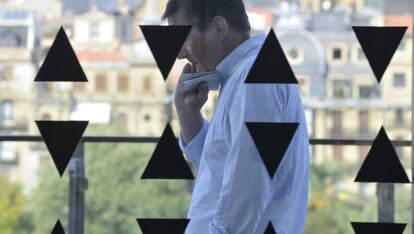 Otegi en San Sebastián, este viernes, minutos antes de presentar sus propuestas.