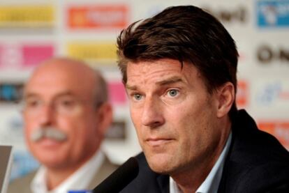 Michael Laudrup junto a Serra Ferrer durante su presentación como entrenador del Mallorca.