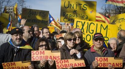 Varios manifestantes piden la unidad de los partidos independentistas en Barcelona.