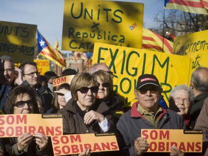 Varios manifestantes piden la unidad de los partidos independentistas en Barcelona.