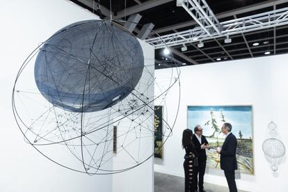 Una pieza en la galería Neugerriemschneider de Art Basel Hong Kong 2024.