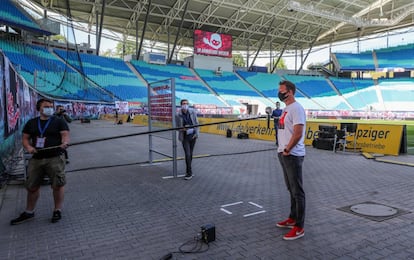 El director técnico alemán del Leipzig, Julian Nagelsmann (a la derecha), es entrevistado antes de disputarse el partido entre el RB Leipzig y SC Freiburg, en Leipzig.