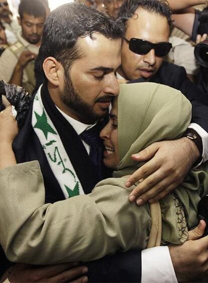 Muntazer al Zaidi abraza a su hermana a la salida de la prisión en Bagdad.