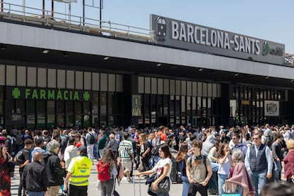 Pasajeros varados en la estación de Sants por el apagón.