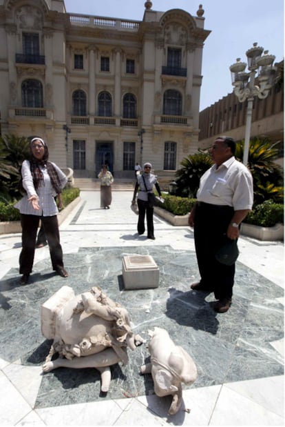 La estatua de Cupido que unos periodistas rompieron accidentalmente al reunirse ante la entrada del museo Mohamed Mahmud Jalil de El Cairo.