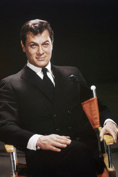 Tony Curtis, en una foto de estudio en 1965.