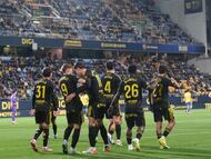 Los jugadores del Zaragoza celebran ayer el triunfo en Cádiz vital para soñar con la permanencia.