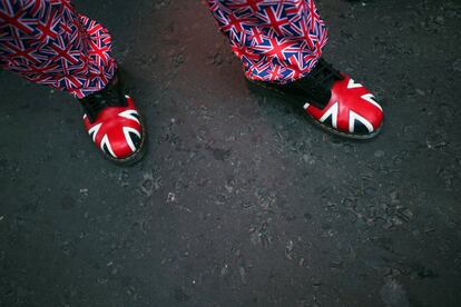 Un manifestante pro-Brexit luce unos zapatos con la bandera británica en las proximidades del Parlamento en Londres.
