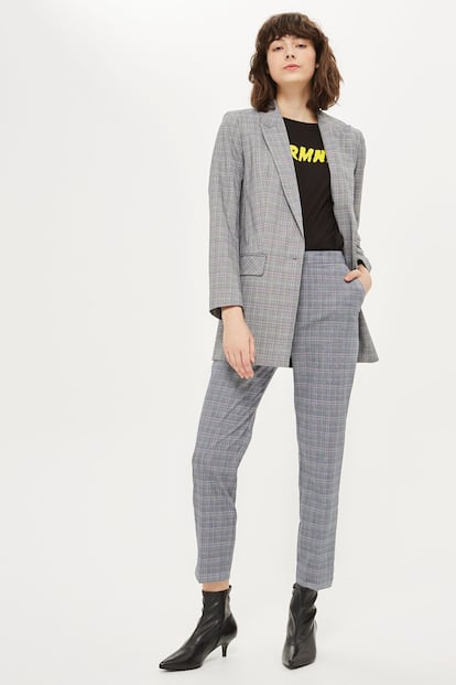 En Topshop se saltan todas las reglas para crear su propio conjunto mezclando una chaqueta y unos pantalones de distinto estampado. Los pantalones están rebajados de 52 a 34 euros. La chaqueta antes costaba 98, y ahora se queda en 55 euros.