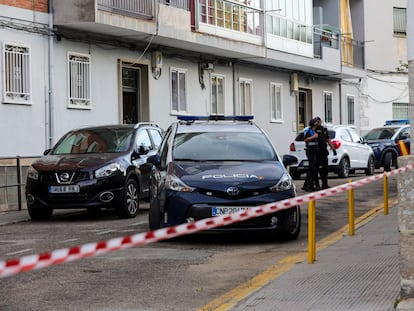 Coches y agentes de policía ante la vivienda de Béjar donde se ha cometido el crimen.