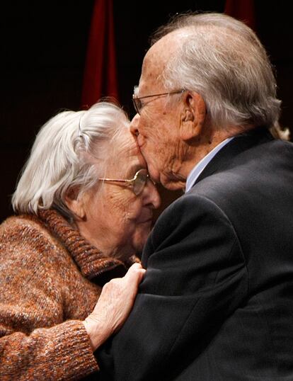 El histórico ex líder del PCE Santiago Carrillo saluda a la viuda de Marcelino Camacho, Josefina Samper.