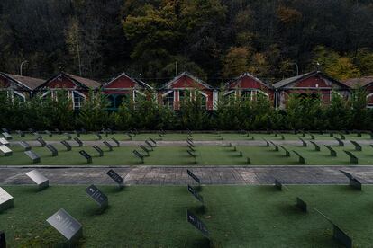 El Memorial Minero del Pozo Sotón rinde homenaje a los miles de trabajadores fallecidos en accidente laboral en la minería del carbón en Asturias.