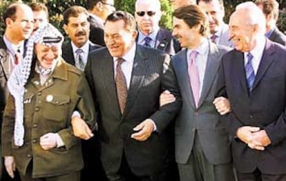 Yasir Arafat, Hosni Mubarak, José María Aznar y Simón Peres caminan juntos durante su encuentro en Formentor.