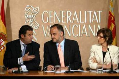 Gerardo Camps, Esteban González Pons y Alicia de Miguel, tras el pleno del Consell celebrado ayer.
