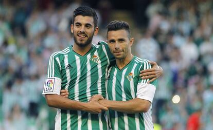 Dani Ceballos (i) se abraza con su compa&ntilde;ero Rub&eacute;n Castro.