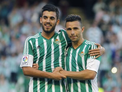 Dani Ceballos (i) se abraza con su compañero Rubén Castro.