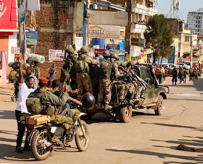 Miembros del grupo rebelde M23 entran en la ciudad de Bukavu, en el este de la República Democrática del Congo, el 16 de febrero.