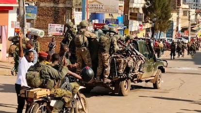 Miembros del grupo rebelde M23 entran en la ciudad de Bukavu, en el este de la República Democrática del Congo, el 16 de febrero.