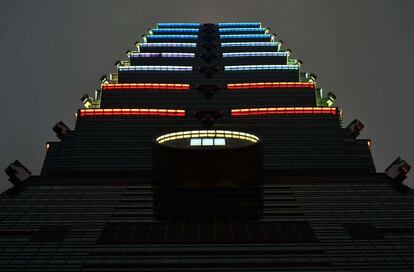 Els llums de l'edifici Taipéi 101, a la capital de Taiwan, s'il·luminen amb els colors de l'ensenya francesa.