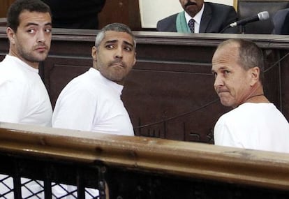 Peter Greste (derecha) y otros dos periodistas de Al Yazira encarcelados comparecen ante el juez el pasado 31 de marzo. 
