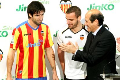 El presidente, Manuel Llorente, junto a Soldado y Albelda.