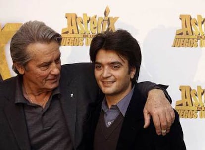 Alain Delon y Thomas Langmann, ayer en Madrid.