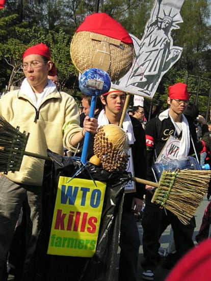 <span >Fotografía de apertura: Un espantapájaros donde se lee &quot;La OMC mata a los campesinos&quot;. Foto tomada por Burn el 18 de diciembre de 2005, vía Wikimedia Commons</span>