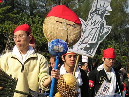 <span >Fotografía de apertura: Un espantapájaros donde se lee "La OMC mata a los campesinos". Foto tomada por Burn el 18 de diciembre de 2005, vía Wikimedia Commons</span>