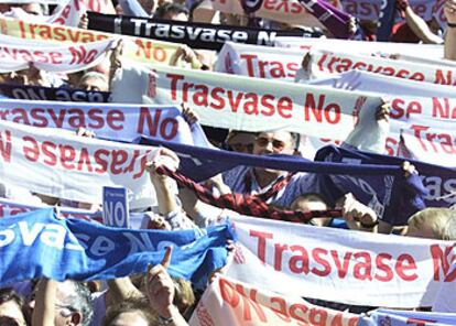 Asistentes a una manifestación en Zaragoza contra el trasvase del Ebro.