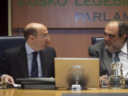 El delegado del Gobierno, Carlos Urquijo (izquierda), con el presidente de la comisión, Mikel Unzalu.