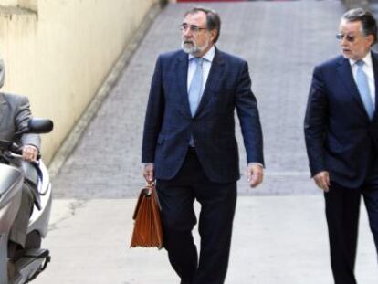 El vicealcalde de Valencia, Alfonso Grau, a la derecha, coincidi&oacute; con el juez Jos&eacute; Castro, en moto, cuando acudi&oacute; a declarar a los juzgados de Palma por el caso N&oacute;os, el pasado 1 de junio.