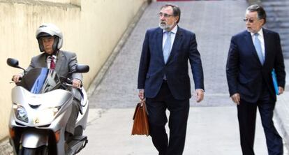 El vicealcalde de Valencia, Alfonso Grau, a la derecha, coincidió con el juez José Castro, en moto, cuando acudió a declarar a los juzgados de Palma por el caso Nóos, el pasado 1 de junio.