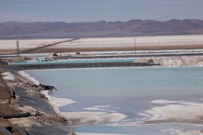 La salmuera se va trasvasando entre piletones duranta 18 meses antes de producir litio en la planta del salar de Olaroz, en el norte de Argentina.