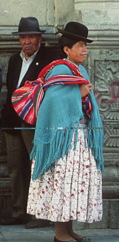 Hombres y mujeres indígenas, en una calle de La Paz (Bolivia).