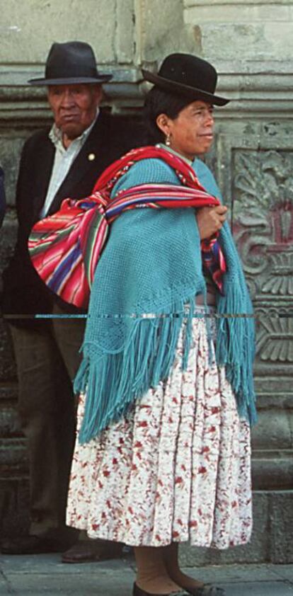 Hombres y mujeres ind&iacute;genas, en una calle de La Paz (Bolivia). 