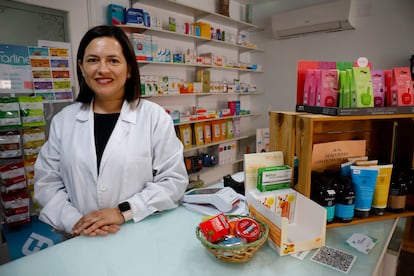 Irene González, farmacéutica de Camp de Mirra, Alicante, en el interior de su establecimiento.