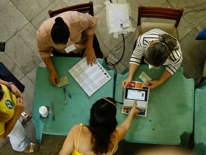 Una mujer votaba en una urna electrónica en Fortaleza, en la primera vuelta de las elecciones brasileñas, el pasado 2 de octubre.