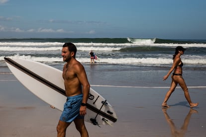 Santa Teresa es una pequeña zona de playa en el noreste de Costa Rica. Desde principios de 2000, ha sido un punto estratégico para los surfistas debido a sus olas únicas durante todo el año y en los últimos cinco ha visto una explosión del turismo de lujo.