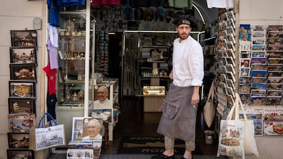 Un cocinero descansa en la entrada de una tienda de la famosa calle Borgo Pio, al lado de la plaza de San Pedro del Vaticano.