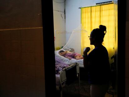 Una paciente enferma de dengue descansa en un hospital de Asunción, en Paraguay.