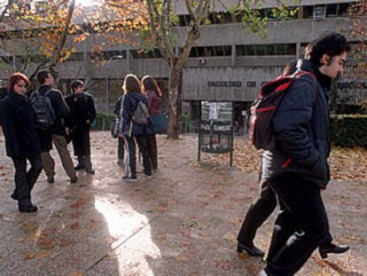 Estudiantes ante la Facultad de Ciencias de la Información de la Complutense (Madrid).