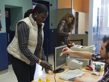 Una mujer inmigrante acude a una oficina de extranjer&iacute;a en Sevilla.