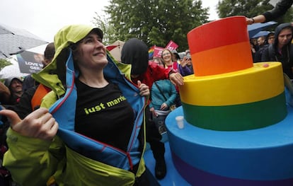 Varias personas celebran la aprobación de la legalización del matrimonio homosexual en el Parlamento ante la Cancillería en Berlín (Alemania), el 30 de junio de 2017.