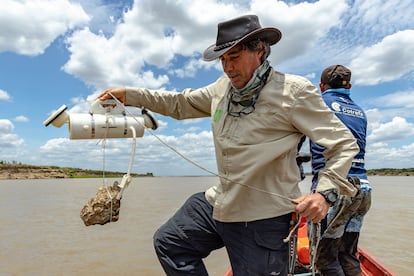 Carlos A. Lasso toma muestras de agua del río Orinoco, a unos 50 metros de profundidad.