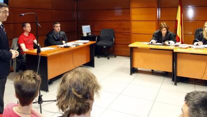 Patxi López comparece como testigo en el juicio celebrado este martes en Bilbao contra los cuatro acusados de un delito electoral por haberle acosado cuando iba a votar en octubre de 2012.