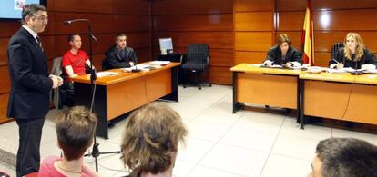 Patxi López comparece como testigo en el juicio celebrado este martes en Bilbao contra los cuatro acusados de un delito electoral por haberle acosado cuando iba a votar en octubre de 2012.
