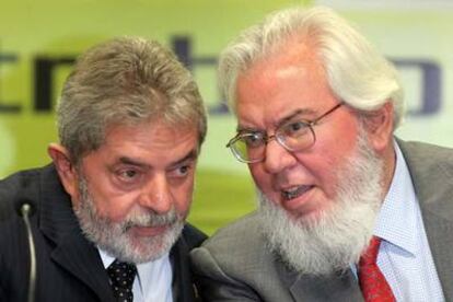 Luiz Inácio Lula da Silva (izquierda) y Juan Somavia, en Brasilia.