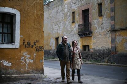 Alejandra, consultora de política educativa de 44 años y Razhy, periodista y activista de derechos humanos, de 48 años, posan en una calle del barrio de Coyoacan en Ciudad de México, el 9 de febrero de 2018. La pareja se conoció en Ciudad de México en 1998 después de que Razhy fuera secuestrado y dejara su trabajo como director de una revista semanal en Oaxaca. Meses después Alejandra viajó a Europa a estudiar. "Me fui a estudiar a Francia, cuando volví al país todo se volvió frío, mi familia no aceptaba nuestra relación. Al final, 4 años después, ninguno tenía pareja y decidimos reencontrarnos. Nos casamos en el barrio de Coyoacan, donde paseamos y nos volvimos a ver después de tantos años" cuenta Alejandra. Durante el terremoto del 19 de septiembre de 2017 el apartamento de la pareja resultó dañado, "nuestra casa sufrió daños por el terremoto, ahora tenemos que vivir en otro apartamento y estamos esperando la autorización para arreglar los daños y poder volver" dice Razhy. La pareja tiene un hijo de 9 años.