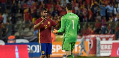 Diego Costa cumprimenta Courtois.