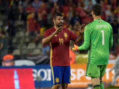 Diego Costa cumprimenta Courtois.